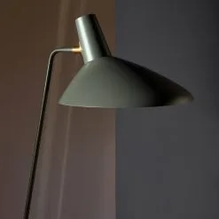 &Tradition Lampadaire Tripode HM8 -Lampes boutique 501696 01 2 EnvironmentImage e482f63fcd