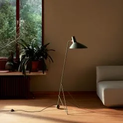 &Tradition Lampadaire Tripode HM8 -Lampes boutique 501696 01 3 EnvironmentImage 2089501b5c