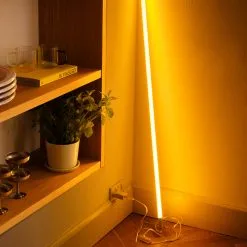 Hay Lampe Fluorescente Neon Tube Slim 50cm -Lampes boutique Neon tube slim miljo3 5d2496a620 1